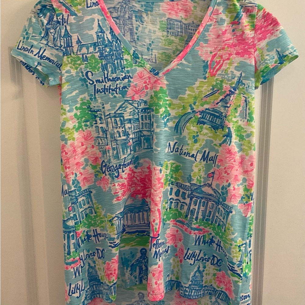 Lilly Pulitzer Etta V-Neck Tee - Lilly Loves D.C. - NWT - Size XXS - Picture 2 of 10